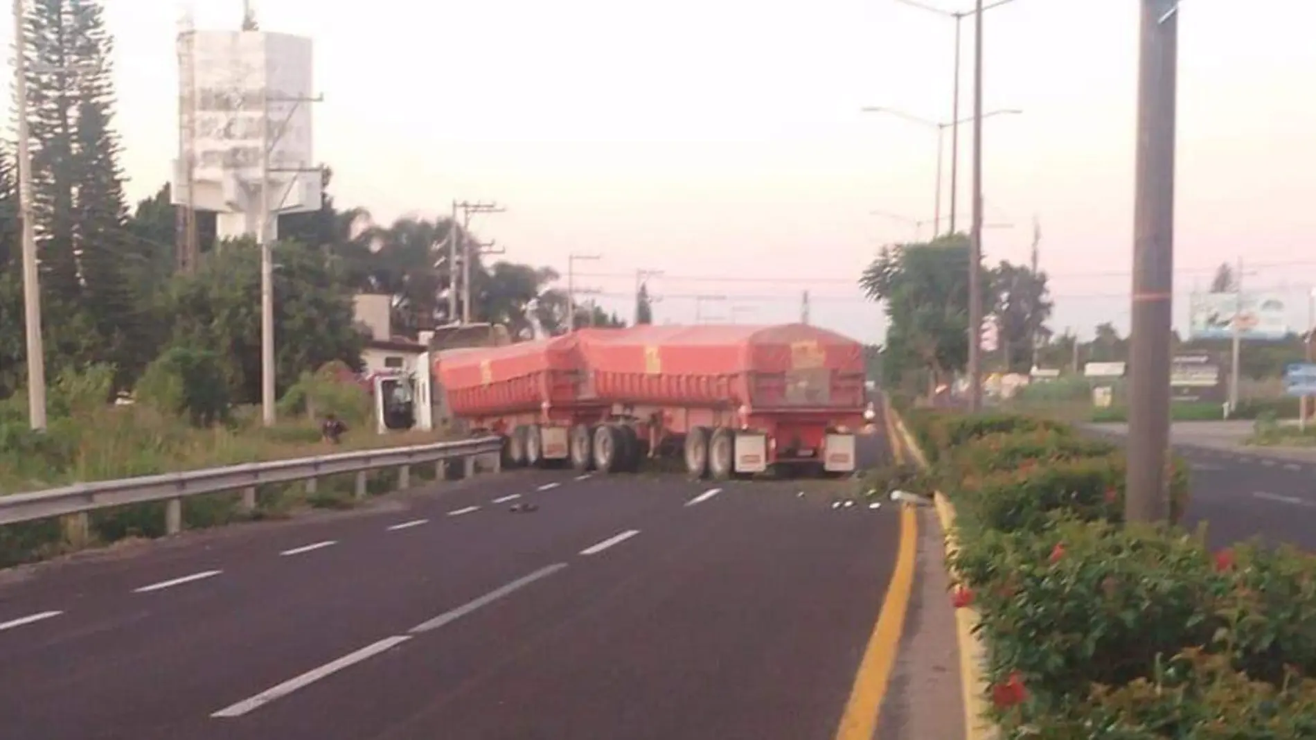 Durante horas se prolongaron las tareas para retirar un trailer de doble cabina